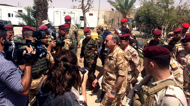 بە وێنە..وەزیری بەرگری عێراق گەیشتە مەخموور